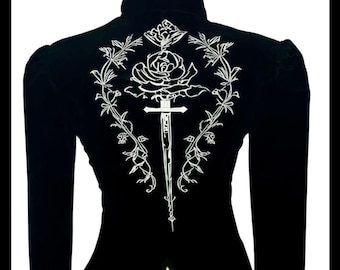 Frac de terciopelo estilo Dark Academia - Blazer con daga de rosa gótica bordada.