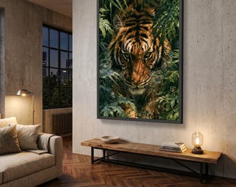 Puede incluir: Una pieza de arte mural rectangular que presenta una pintura detallada de un tigre emergiendo de un denso follaje verde. El tigre tiene pelaje naranja con rayas negras y ojos intensos. La obra está enmarcada en un fino marco de color negro.