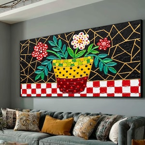 Op de afbeelding: Een rechthoekig wandkunstwerk met een textuurrijk schilderij van een bloemstuk in een pot. De pot is geel met zwarte stippen en een rode onderkant. Drie bloemen met rood-witte bloemblaadjes staan boven groene bladeren tegen een zwarte achtergrond.