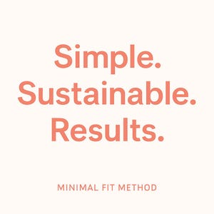 Może przedstawiać: Kwadratowy obraz z napisem "Simple. Sustainable. Results." w koralowym kolorze. Poniżej znajduje się fraza "MINIMAL FIT METHOD" mniejszą czcionką. Tło jest w jasnym kremowym kolorze.