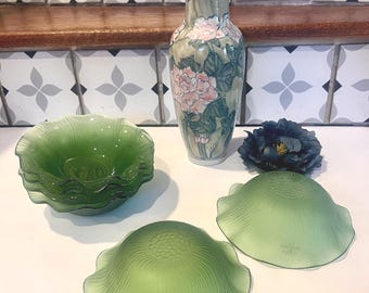 Zielone szklane miski w stylu vintage – Laslo dla Mikasa Ruffled Lotus Bowls
