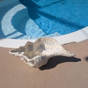 Handmade Ceramic Seashell Bowl – Coastal Pottery Centerpiece – Ocean-Inspired Decorative Dish