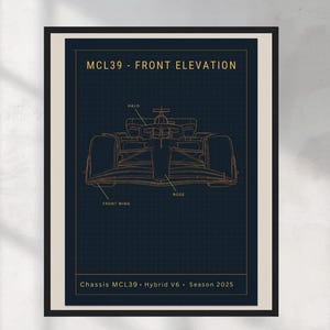 Peut inclure: Impression encadrée présentant un plan en or de l'élévation avant d'une voiture de course, étiqueté "MCL39", sur un fond quadrillé bleu foncé. Le texte en bas indique "Chassis MCL39 • Hybrid V6 • Saison 2025".