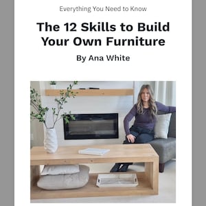 Può includere: Immagine di una copertina di libro intitolata "The 12 Skills to Build Your Own Furniture" di Ana White. Il libro è su un tavolino da caffè in legno chiaro. Una donna è seduta su un divano grigio sullo sfondo.