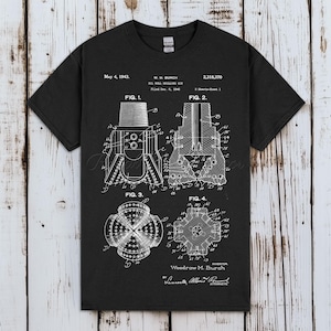 Op de afbeelding: Zwart t-shirt met een gedetailleerd wit diagram van een olieboor, met meerdere aanzichten en technische annotaties. Het t-shirt toont de datum "May 4, 1943" en de naam "W.M. Burch". Een uniek grafisch t-shirt voor liefhebbers van techniek of industrieel ontwerp.