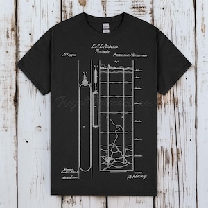 Puede incluir: Una camiseta negra de manga corta con un estampado gráfico blanco de una ilustración de patente para el E.A.L. Roberts Torpedo, patentado el 20 de noviembre de 1866. El diseño incluye dibujos técnicos de líneas, diagramas y texto manuscrito.