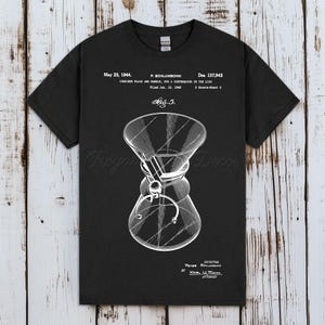 Könnte beinhalten: Schwarzes T-Shirt mit weißem Diagramm einer kombinierten Kaffeemaschine mit Kolben und Griff. Das Diagramm enthält den Text "May 23, 1944" und "Fig. 5". Das T-Shirt hat einen Rundhalsausschnitt.