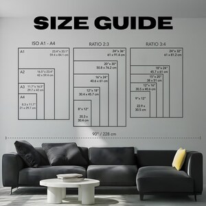 Puede incluir: Una gu&iacute;a de tallas con dimensiones en pulgadas y cent&iacute;metros. El gr&aacute;fico muestra tama&ntilde;os para los formatos ISO A1-A4, Ratio 2:3 y Ratio 3:4. El texto "SIZE GUIDE" est&aacute; en la parte superior. Un sof&aacute; seccional negro y una mesa de centro blanca est&aacute;n en primer plano.