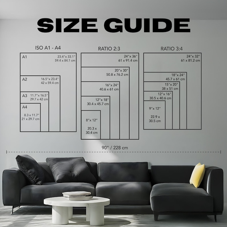 Puede incluir: Una gu&iacute;a de tallas con dimensiones en pulgadas y cent&iacute;metros. El gr&aacute;fico muestra tama&ntilde;os para los formatos ISO A1-A4, Ratio 2:3 y Ratio 3:4. El texto "SIZE GUIDE" est&aacute; en la parte superior. Un sof&aacute; seccional negro y una mesa de centro blanca est&aacute;n en primer plano.