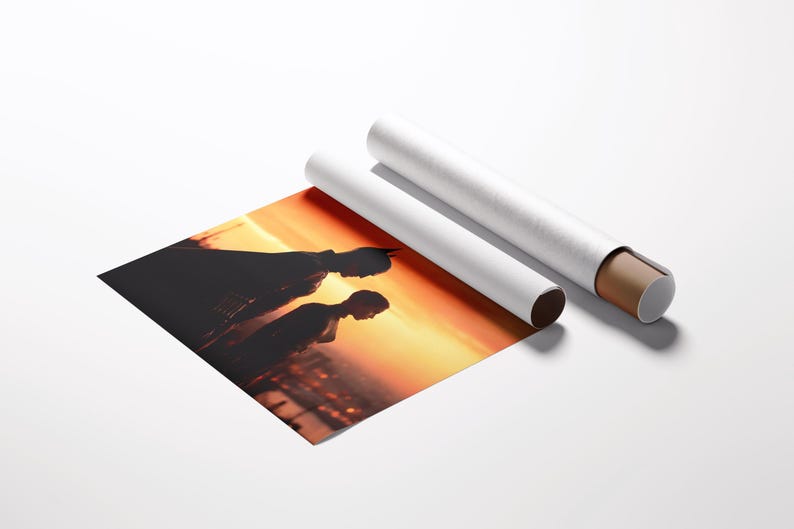Puede incluir: Una impresi&oacute;n que muestra siluetas de dos personas contra un atardecer. La impresi&oacute;n est&aacute; parcialmente desenrollada, revelando la imagen, con dos impresiones enrolladas en tubos blancos.