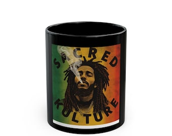Puede incluir: Taza de cerámica negra con un retrato de un hombre con rastas fumando, con las palabras "SACRED KULTURE" en un diseño verde, amarillo y rojo. La taza es cilíndrica y tiene un acabado brillante.