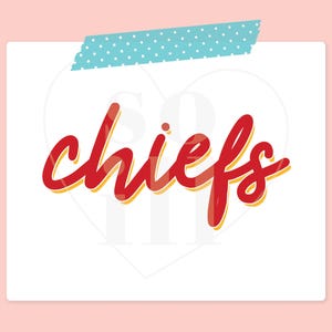 Puede incluir: Fondo blanco con una cinta washi azul y blanca de lunares en la parte superior. La palabra "chiefs" est&aacute; escrita en rojo con un contorno amarillo.