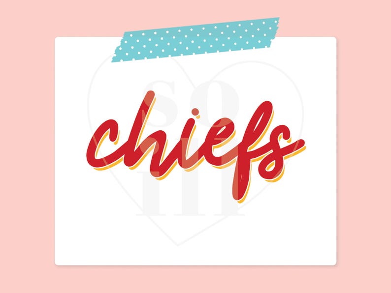 Puede incluir: Fondo blanco con una cinta washi azul y blanca de lunares en la parte superior. La palabra "chiefs" est&aacute; escrita en rojo con un contorno amarillo.