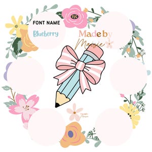 Könnte beinhalten: Eine skurrile Illustration mit einem hellblauen Bleistift, der mit einer rosa Schleife verziert ist, umgeben von einem floralen Kranz. Der Text "Font Name Blueberry" wird darüber angezeigt, mit "Made by Maisie" in Kursivschrift. Das Design ist vor einem weißen Hintergrund.