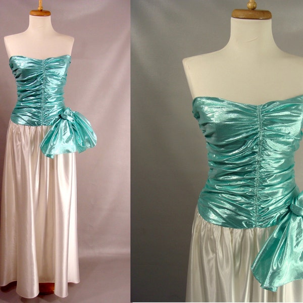 Robe de bal sans bretelles métallisée turquoise des années 80. Robe froncée avec corsage en coeur avec nœud et jupe en satin blanche sur le thème des années 80, taille de fête XS 0 2