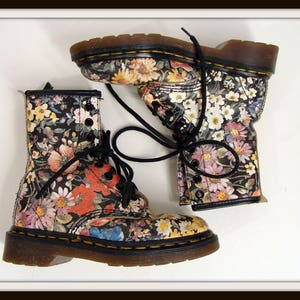 Little Girls Floral Print Dr Martens Combat Boots. 90s Grunge Flower Kids Festival Shoes ~ UK size 13 ~ US size 1