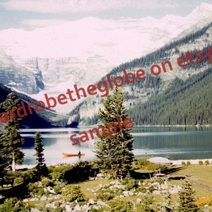 1940 Castillo Fairmont de Lake Louise. Alberta Canadá. Foto de las Montañas Rocosas canadienses. DESCARGA DIGITAL. Canoa vintage y paisaje de montaña para imprimir