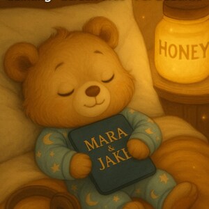Puede incluir: Un oso de dibujos animados con pijama azul con patrones de luna y estrellas, sosteniendo un libro que dice "Mara & Jake". Un tarro de miel est&aacute; en una mesita de noche. La imagen tiene el texto "Calming &bull; Screen-Free &bull; For Bedtime."