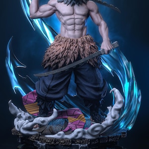 Könnte beinhalten: Detaillierte Figur eines muskulösen Charakters aus der Anime-Serie Demon Slayer. Die Figur trägt eine Wildschweinkopfmaske, einen Fellschurz und eine dunkelblaue Hose. Sie hält zwei Schwerter und ist von blauen Energieeffekten umgeben.