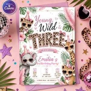 Op de afbeelding: Een verjaardagsuitnodigingskaart met een luipaard, olifant en giraf die roze feesthoedjes en hartvormige zonnebrillen dragen. De tekst luidt Young, Wild & THREE, Emilia's 3rd Birthday Party en bevat details over het evenement.
