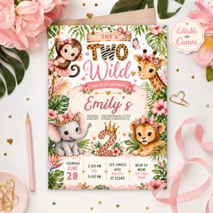 Puede incluir: Una tarjeta de invitación de cumpleaños rectangular con animales de la selva como un mono, jirafa, elefante y león. El texto dice: SHE'S TWO WILD, JOIN US TO CELEBRATE, Emily's 2nd BIRTHDAY, SATURDAY JUNE 28, 2:00 PM TO 5:00 PM, 123 JUNGLE WAY.
