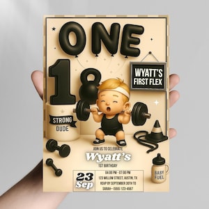 Peut inclure: Une invitation d'anniversaire avec une illustration de bébé soulevant des poids. Le design comprend le texte "ONE", "1" et "8" en noir, ainsi que "Wyatt's First Flex". L'invitation affiche également la date, l'heure et le lieu.