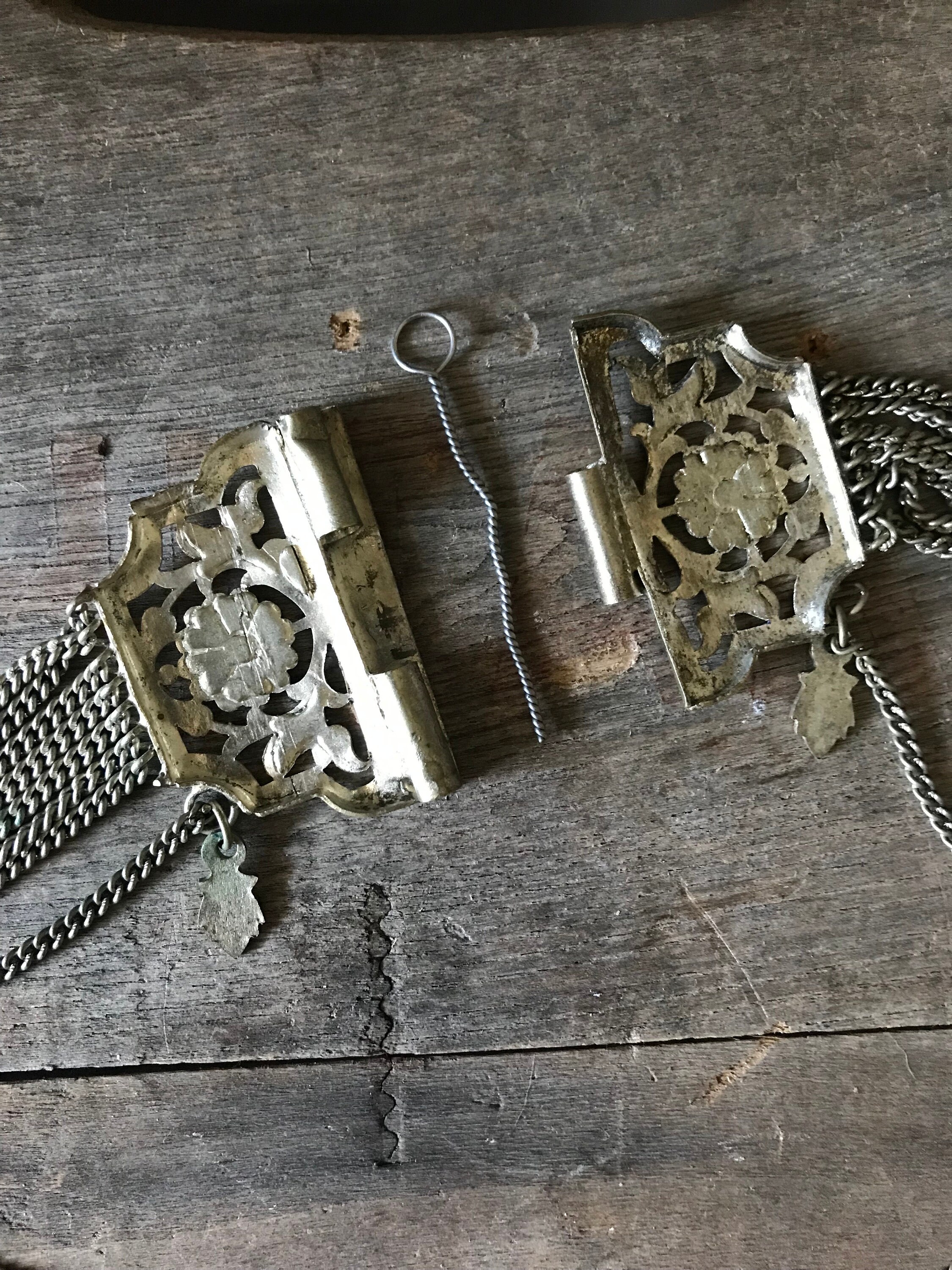 Vintage 1960s Enameled East Indian Metal Festoon Chain Belt  display picture 2