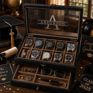 Peut inclure: Un coffret de rangement pour montres en bois noir avec un couvercle en verre gravé du nom ANDERSON et d'une grande lettre A. Il comprend dix compartiments pour montres et un tiroir pour accessoires, lunettes de soleil et un stylo.