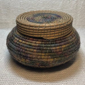 E1422 Closed Coiled Basket with Lid