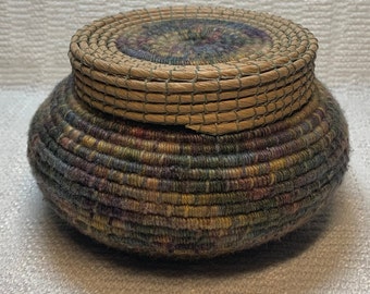 E1422 Closed Coiled Basket with Lid