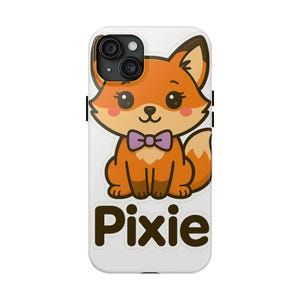 Puede incluir: Funda de teléfono blanca con un zorro de dibujos animados naranja, una pajarita morada y la palabra "Pixie" en letras marrones. El zorro tiene ojos grandes y está sentado. La funda tiene cámara y flash.