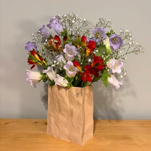 3D Printed Paper Bag Vase: Trompe-l&#39;œil Home Decor