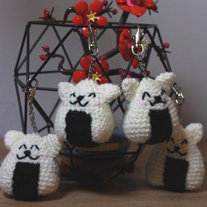Llavero de gato onigiri de crochet