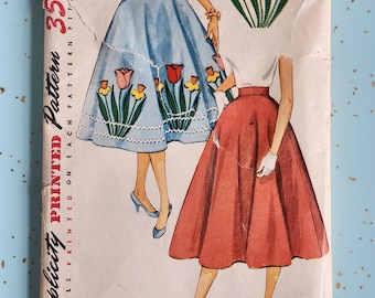 Simplicity 4532 Waist 24 Hip 33 Circle Skirt w/ Tulip Flower Applique 1950s Sewing Pattern
