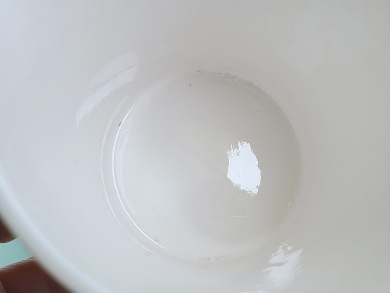 Puede incluir: El interior de una taza de cer&aacute;mica blanca. La taza est&aacute; limpia y no tiene manchas ni marcas.