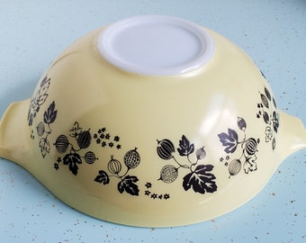 Pyrex 444 Black Gooseberry Bowl
