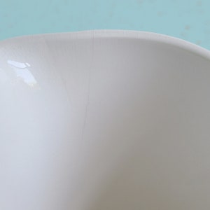 Puede incluir: Un taz&oacute;n mezclador de cer&aacute;mica blanca con una peque&ntilde;a grieta en el lateral.