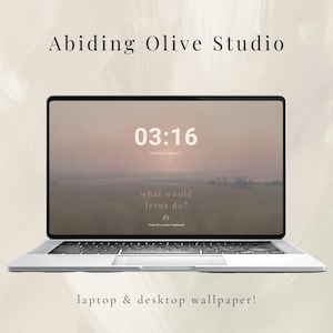 Può includere: Un laptop argentato che mostra uno sfondo con una scena di alba e il testo "what would Jesus do?". Lo schermo mostra l'ora 03:16. Sono visibili anche le parole "Abiding Olive Studio" e "laptop & desktop wallpaper!"