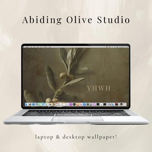Può includere: Un laptop argentato mostra uno sfondo con rami di ulivo e olive su uno sfondo verde tenue. Il testo "Abiding Olive Studio" e "YWHW" sono visibili. L'immagine è etichettata come "laptop & desktop wallpaper!"