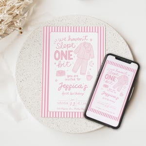Non abbiamo dormito un po', invito per il primo compleanno con pigiama e pancake, pigiama party a righe rosa, modello modificabile p0j1