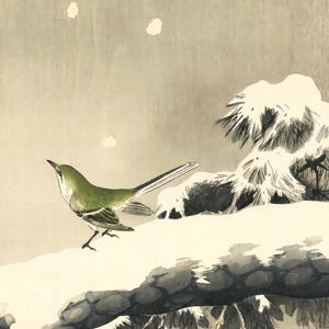 以下が含まれることがあります： 雪の積もった枝に止まる緑色の鳥を描いた、穏やかな日本の版画。このアートワークは、降る雪と雪の松の木を特徴とする、落ち着いた色使いです。鳥は焦点であり、詳細な羽と集中した視線を持っています。