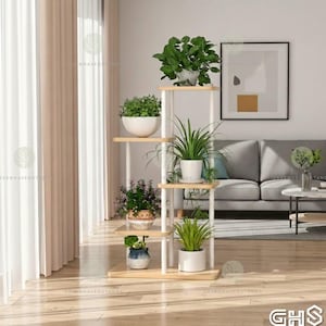 Può includere: Una tazza di ceramica bianca con manico nero e la scritta "But First, Coffee" in grassetto nero. La tazza è posta su uno sfondo sfocato, che suggerisce un'atmosfera accogliente.