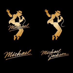 Puede incluir: Silueta dorada de un artista con fedora y traje, sosteniendo un micr&oacute;fono, a mitad de un baile. La palabra "Michael" est&aacute; escrita en cursiva debajo de la figura. El texto adicional dice "Michael Jackson". Todos los elementos sobre fondo negro.