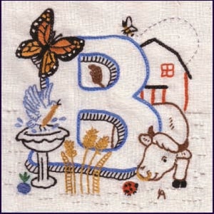 Op de afbeelding: Een geborduurde letter B in blauw met een vlinder, een vogel, een koe, een lieveheersbeestje, tarwe en een rode schuur op de achtergrond.