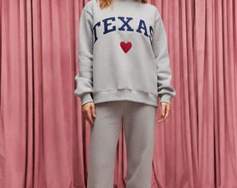 Conjunto de cuello alto con letras universitarias personalizadas / Joggers vintage con detalle de corazón