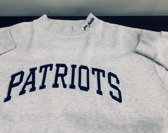 Sudadera de cuello alto bordada de los Patriots personalizada / Regalo vintage de algodón orgánico para fanáticos