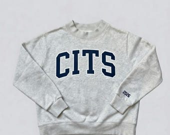 Camiseta de cuello alto con letras bordadas CITS y pantalones