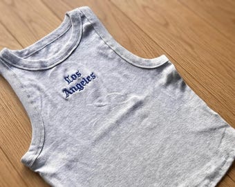 Top corto de canalé con bordado Los Ángeles (mezcla de algodón orgánico)