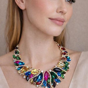 以下が含まれることがあります： 斑点のあるマット仕上げのセラミックマグカップ3個セット。マグカップはクリーム色、ライトグレー、ダークグレーの色合いです。各マグカップはシンプルでミニマリストなデザインで、コーヒーや紅茶に最適です。