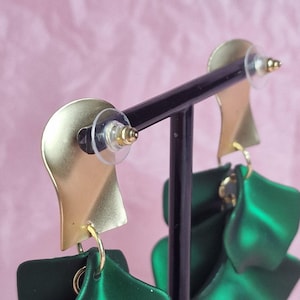 Smaragdgroene statementoorbellen, gewaagde sculpturale oorbellen, grote bloemoorbellen, moderne kunstsieraden, cadeau voor haar afbeelding 6